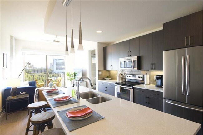 Building Photo - 617 W 7th St