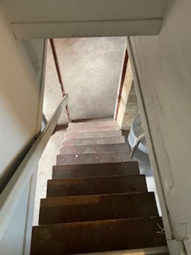 Building Photo - Charming, remodeled 2 bedroom in the blue district of Kansas City!