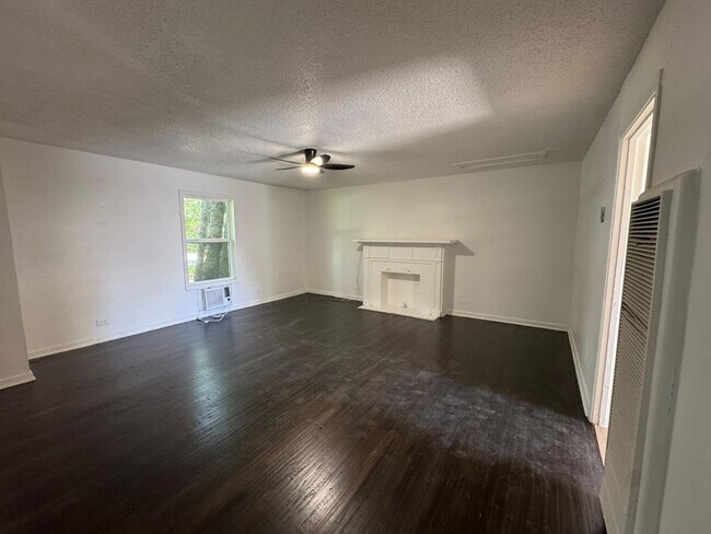 Building Photo - 400-402 North Jefferson - Kaufman