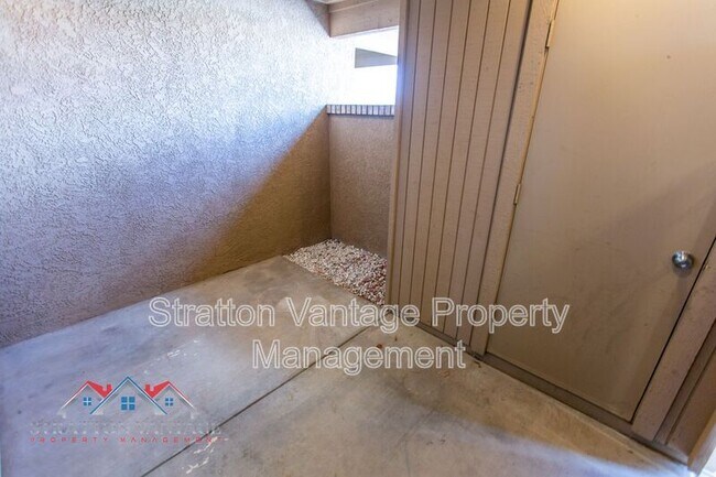 Building Photo - 427 W Pontiac Dr