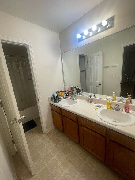 Building Photo - Room in Single Family Home on Genlee Dr