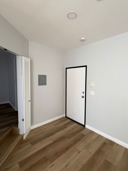Building Photo - 2107 N Beachwood Dr
