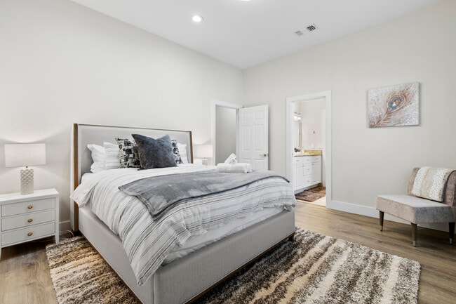 Building Photo - 9010 Gardens Glen Cir