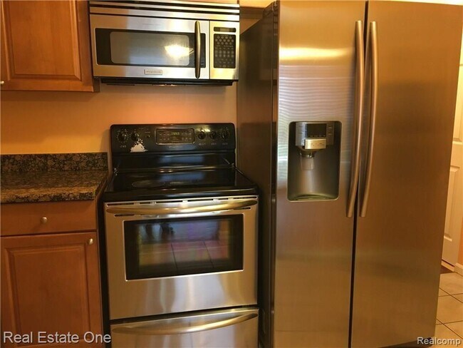 Building Photo - 100 W Hickory Grove Rd