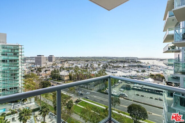 Building Photo - 13700 Marina Pointe Dr