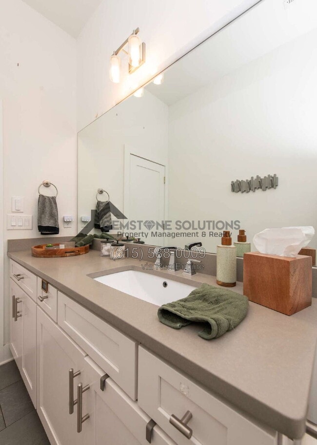 Building Photo - 420B 37th Ave N