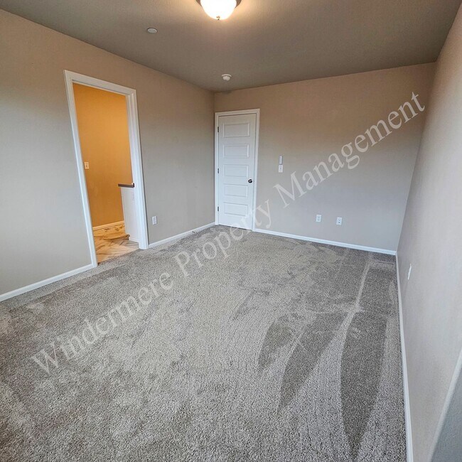 Building Photo - Spacious 4 Bedroom Home with Gas Fireplace, Office Space & 2-Car Garage!