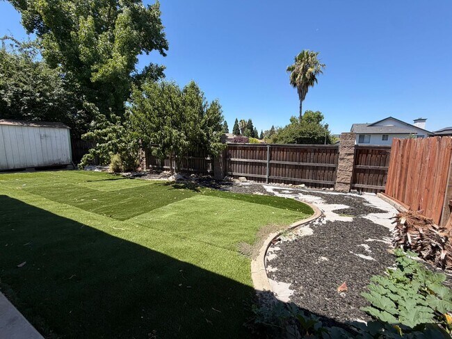Building Photo - AVAILABLE NOW! Come view this 5 Bedroom single family home in Rocklin!