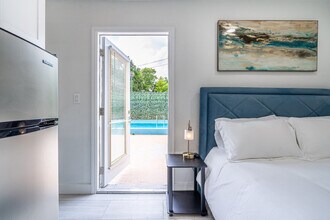 Building Photo - 975-977 Southwest 10th Street-SI ID1324004P