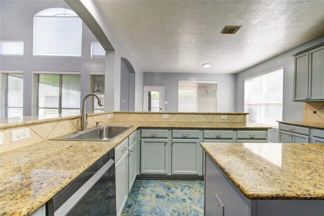 Building Photo - 5002 Laura Lee Ln