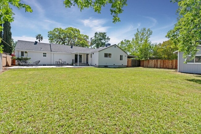 Building Photo - Beautiful Spacious Fully Remodeled Home in...