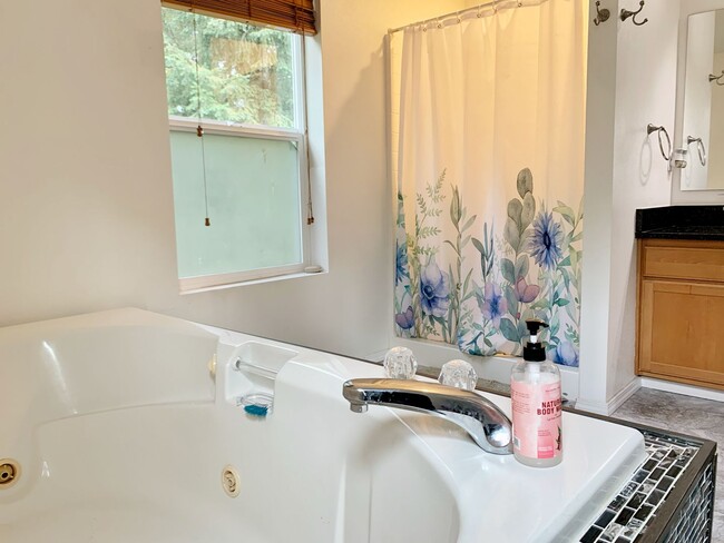 Building Photo - Remodeled Maple Woods Beauty