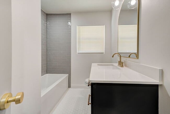 Building Photo - Fully Renovated 4 Bed, 2 Bath Near Campus!