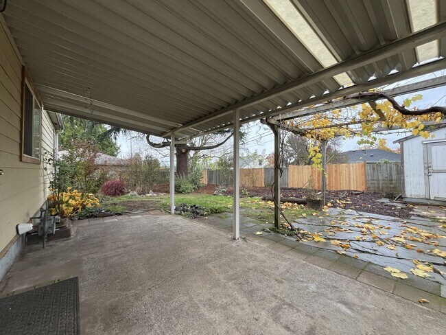 Building Photo - Cozy Portland Gem with Bright, Open Living...