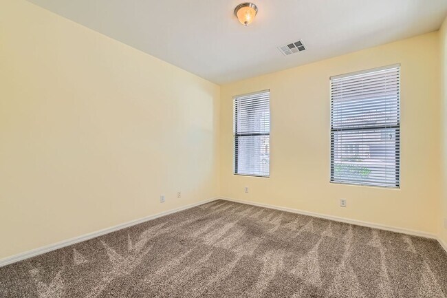Building Photo - Beautiful 3 bedroom in Tuscany  community