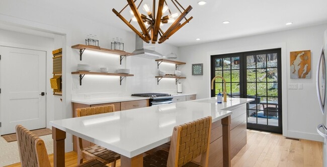 Building Photo - Late Summer Furnished Executive Extended Stay Rental on Old Mission Peninsula