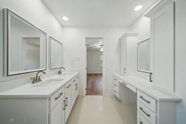 Building Photo - 9711 Derrik Dr