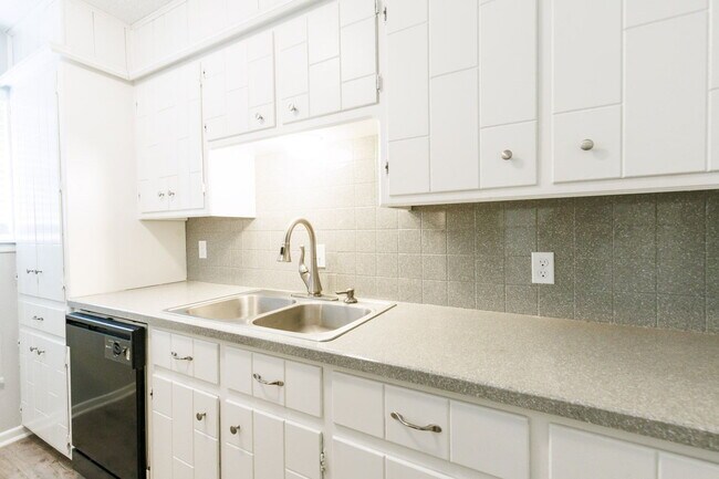 Building Photo - 3 Bedroom with 2 living rooms