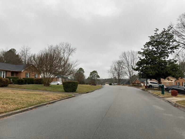 Quiet and peaceful street - 5200 Peppercorn St