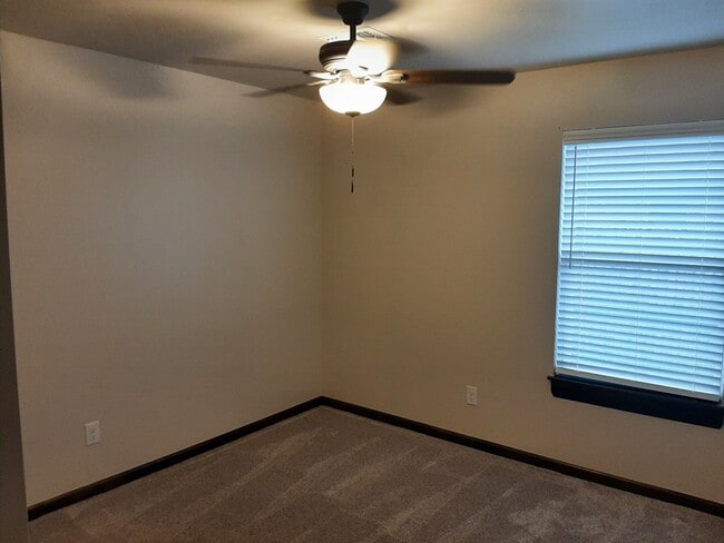 Building Photo - 4210 W Country Club Dr