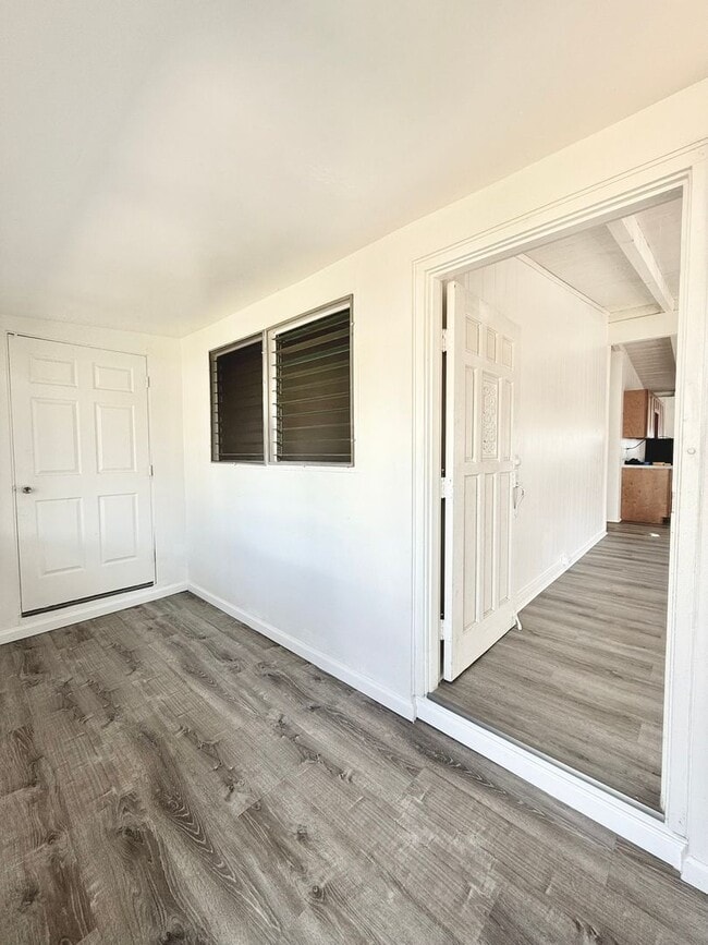 Building Photo - 3br/1ba/2pkg House with enclosed yard in E...