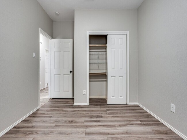 Building Photo - 220 Peach Tree Dr