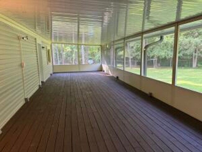Building Photo - A Getaway Near the Lake- 3 Bedroom, 2 Bath...