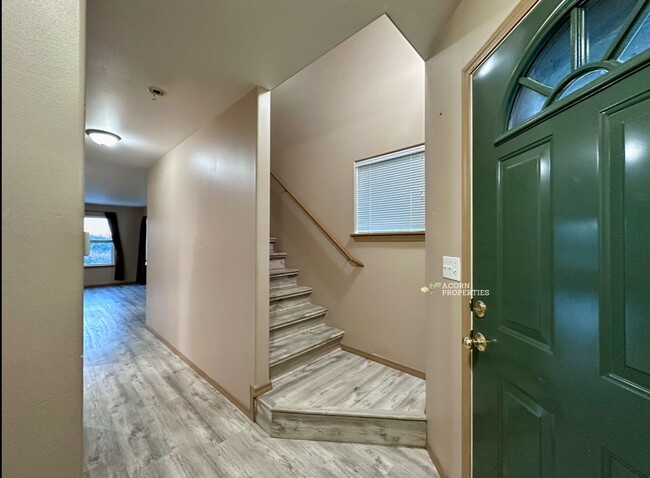 Building Photo - 915 SW Kimball Dr