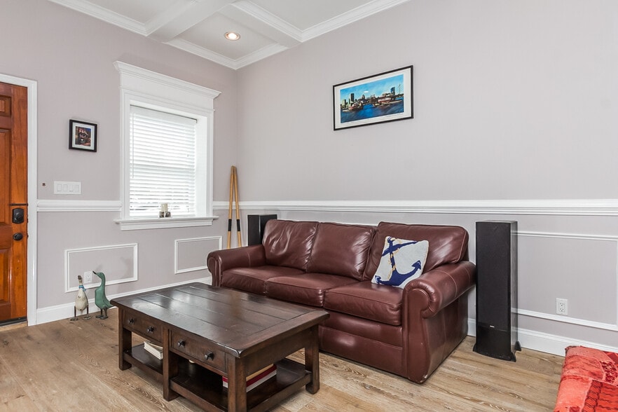 Building Photo - 736 Light St