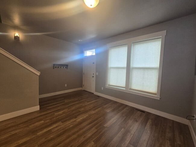 Building Photo - 2 bedroom 2.5 Bathroom Townhome