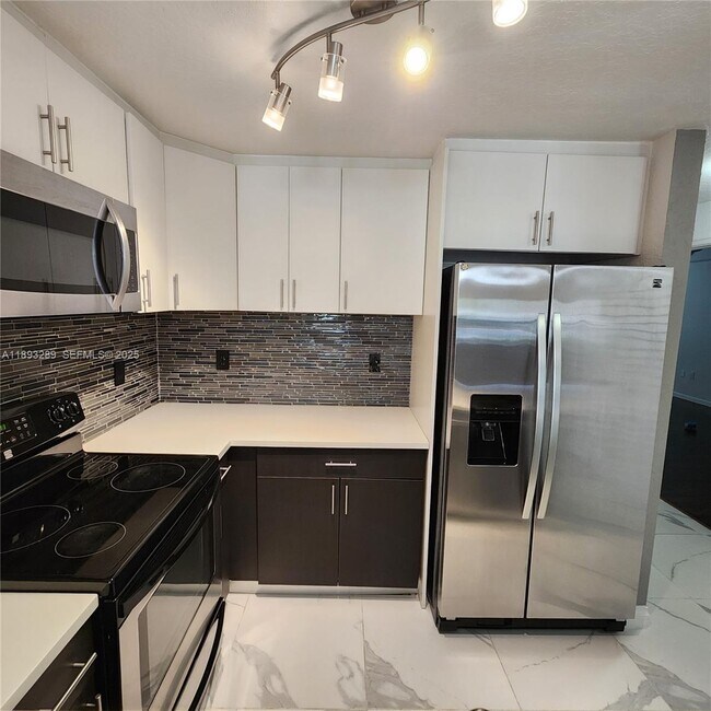 Building Photo - 2941 Riverside Dr