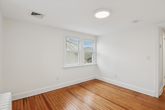 Building Photo - Renovated Home in Jackson Heights, Claymon...