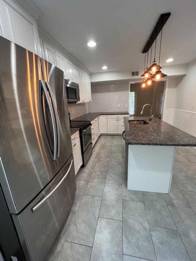 Building Photo - CHARMING TOWNHOME LOCATED IN HIGHLAND HALL...