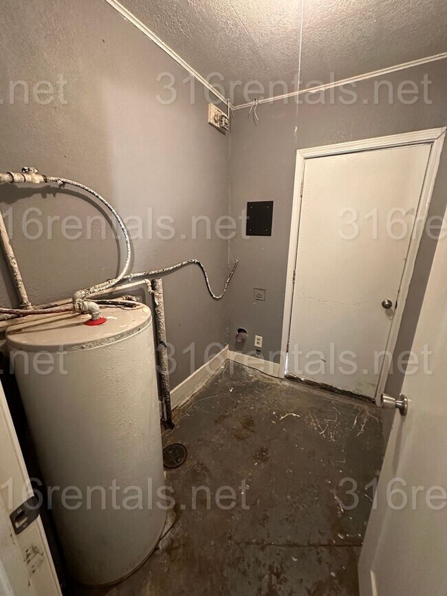 Building Photo - $525 - 1 bed 1 bath - Duplex