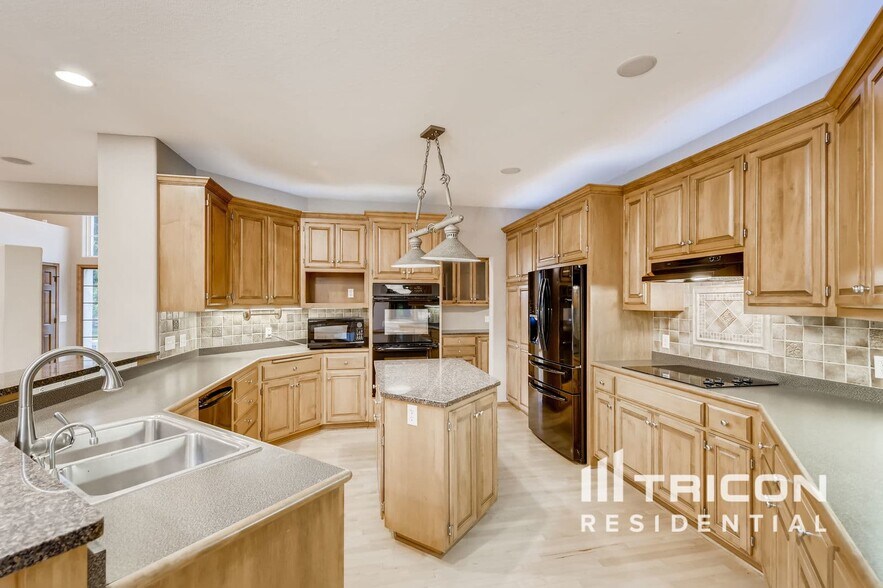 Building Photo - 8915 Umbria Pl N