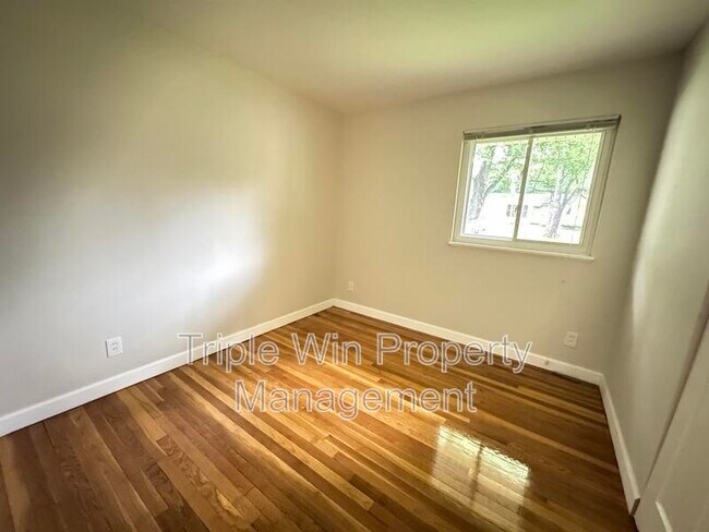 Building Photo - 10655 Hallwood Dr