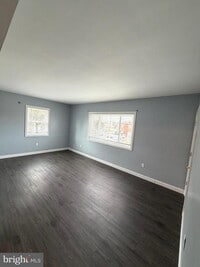 Building Photo - 924 7th St