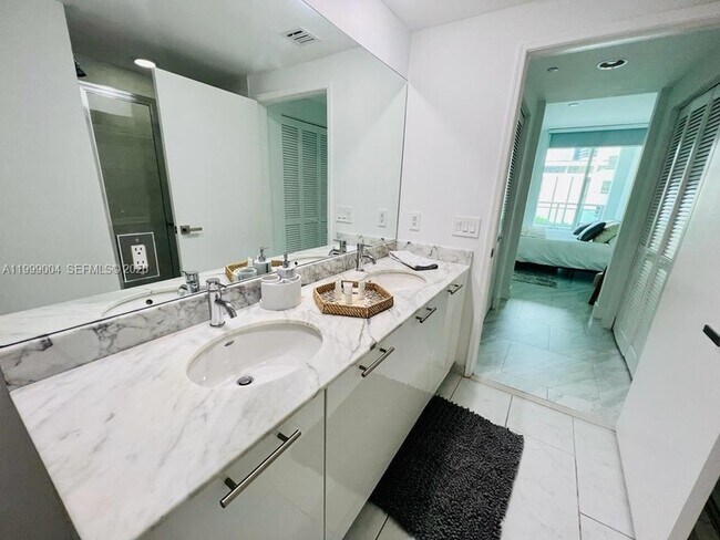 Building Photo - 951 Brickell Ave