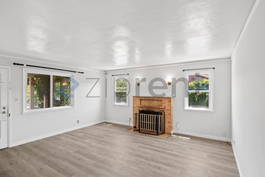 Building Photo - Unit