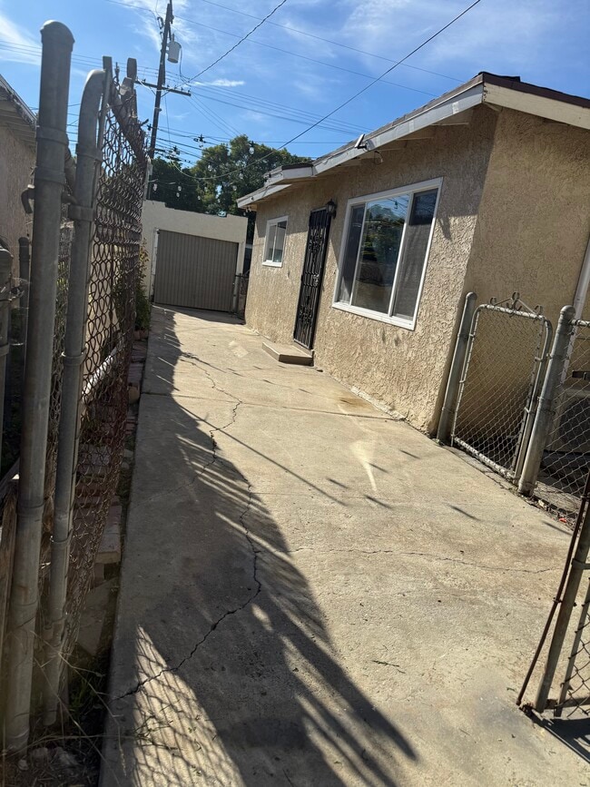 Building Photo - 1250 E 87th St