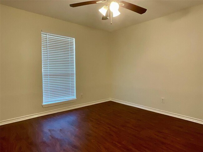 Building Photo - 4243 Bermuda Dr