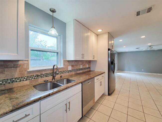 Building Photo - 3 Bed Home for Rent in Westbury 77035 with Large Fenced Yard & Deck