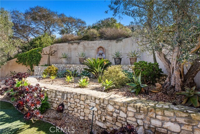 Building Photo - 2378 Crestview Dr