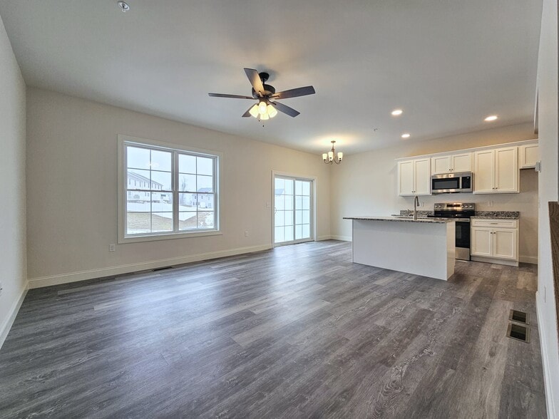 Building Photo - 121 Magnolia Dr