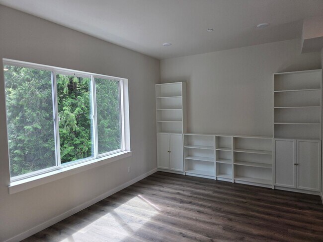 Building Photo - Beautiful New Townhouse 4BD Bothell