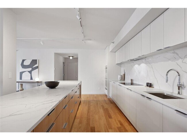 Building Photo - 1225 La Salle Ave