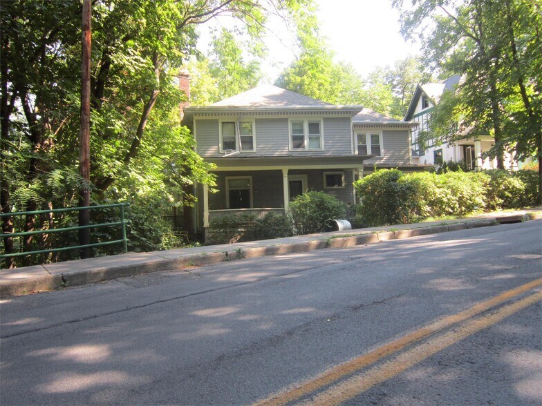 Building Photo - 130 University Ave