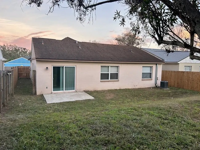 Building Photo - 233 Regal Park Dr