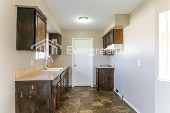 Building Photo - 868 Liverpool Pl