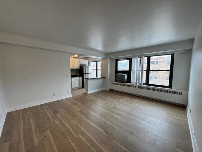 Building Photo - 6118 N Sheridan Rd